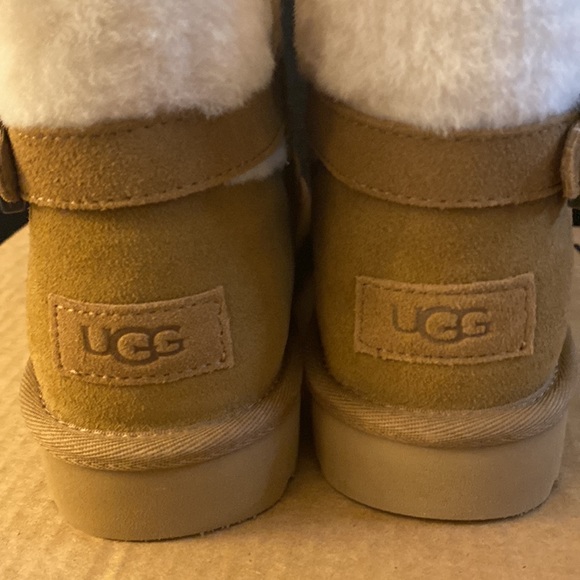 - UGG Karel Boots - Picture 3 of 7